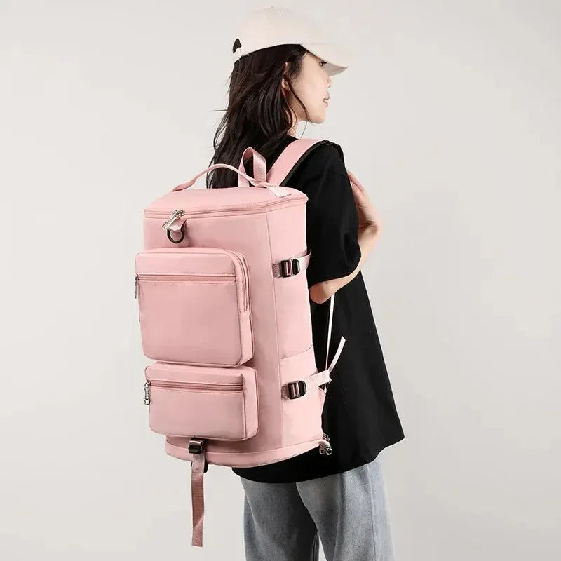 Femme portant le sac à dos de voyage en toile Oxford rose