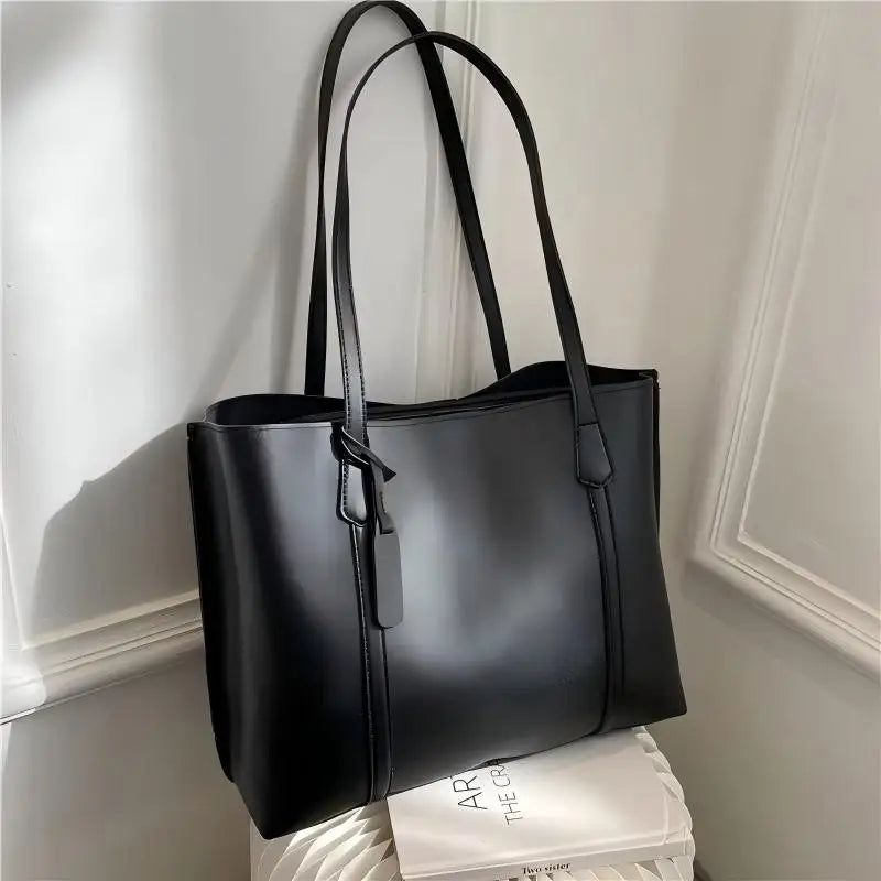 Petit sac fourre-tout aspect cuir noir – vue de trois quarts