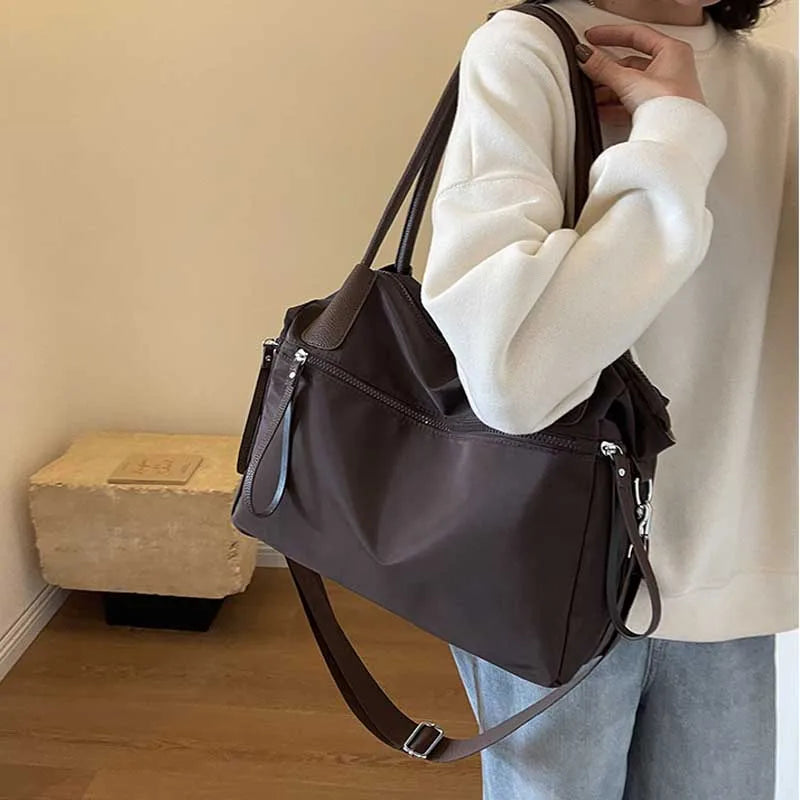 Sac bandoulière nylon café porté à l'épaule