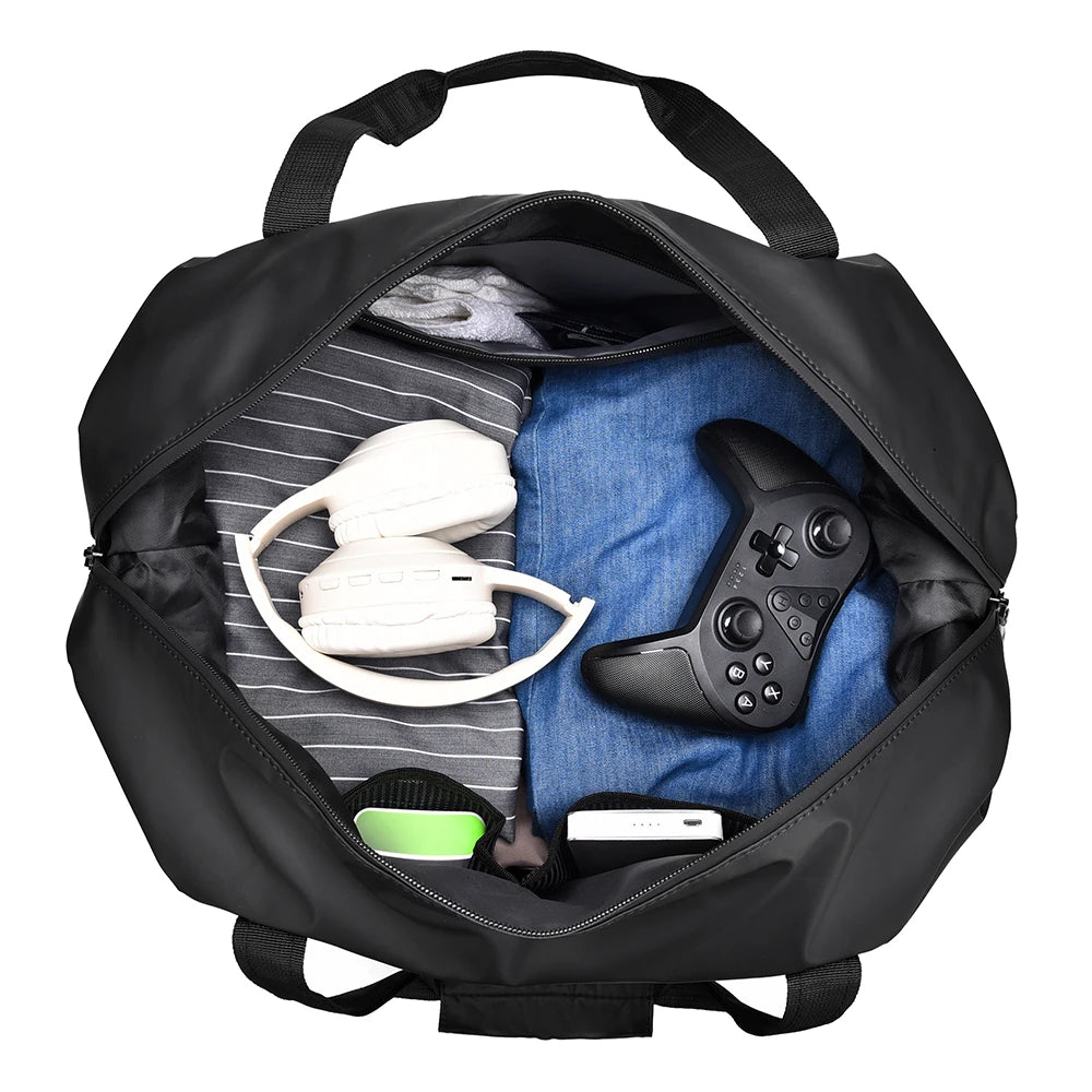 Sac de voyage homme noir ouvert – vêtements, casque et manette rangés à l'intérieur