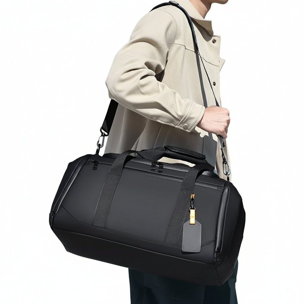 Homme portant le sac de voyage week-end noir en bandoulière