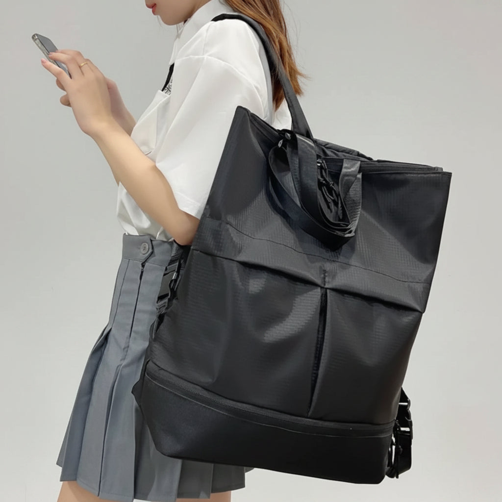 Sac à dos de voyage en nylon noir porté à l'épaule