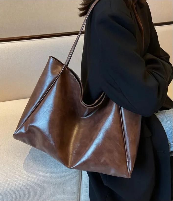 Sac seau aspect cuir souple café porté à l'épaule
