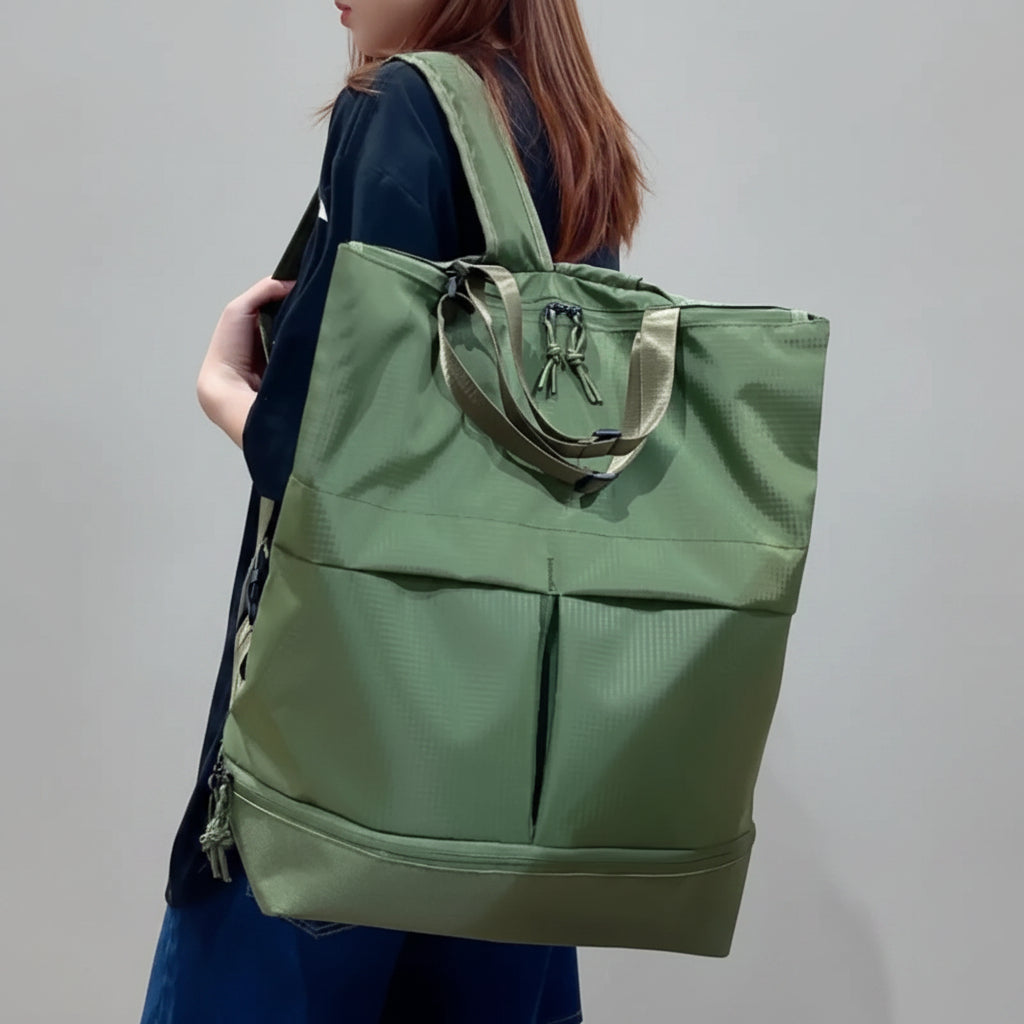 Sac à dos de voyage en nylon vert kaki porté, vue de trois quarts avant
