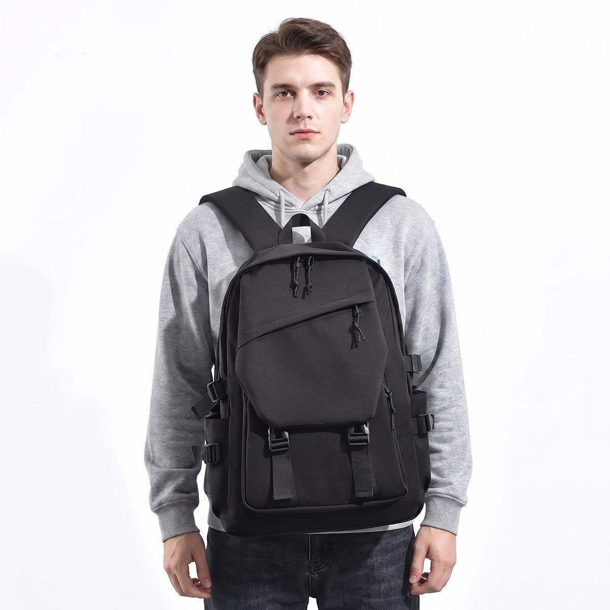 Homme portant le sac à dos 15 pouces noir, vu de face