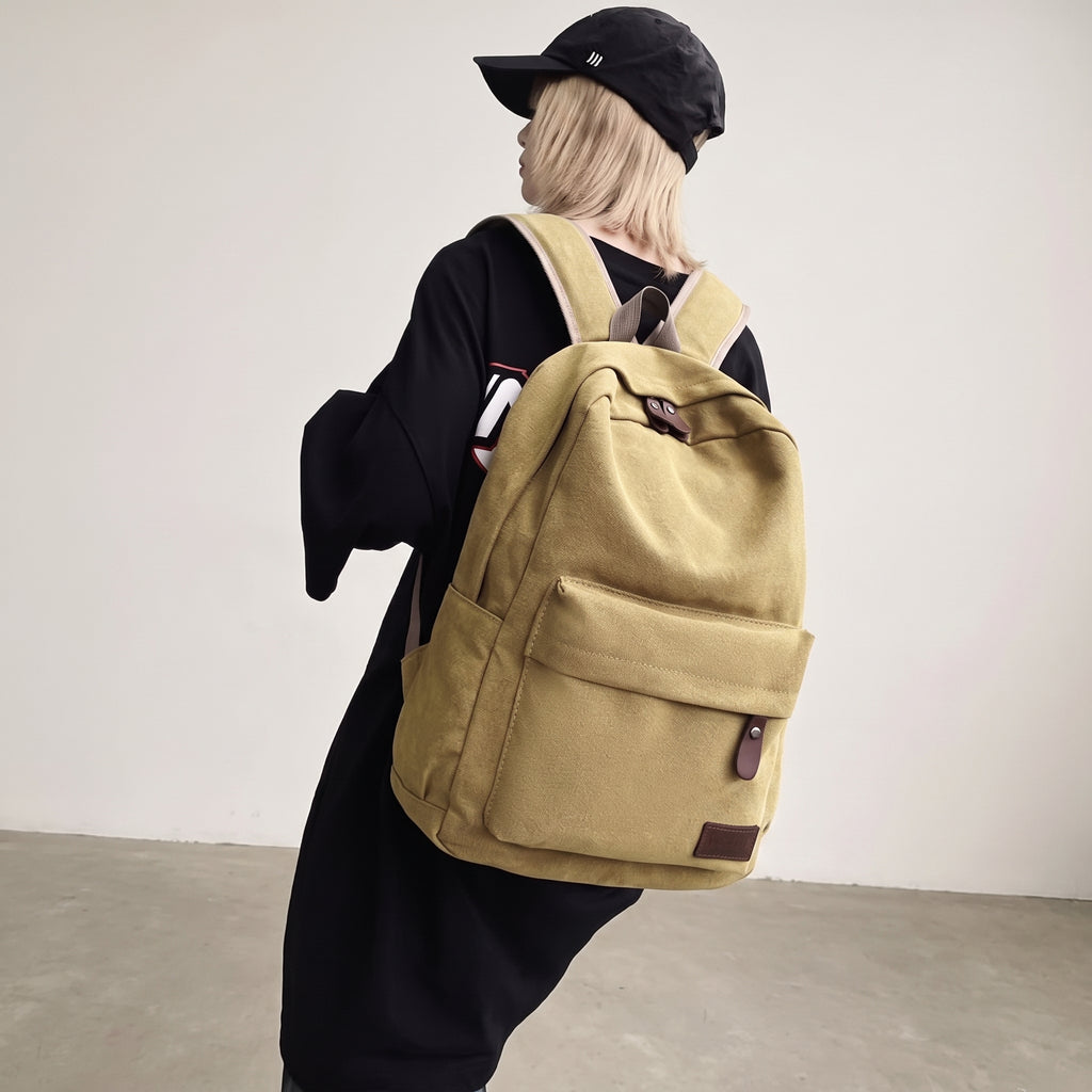 Femme portant le sac à dos toile canvas kaki