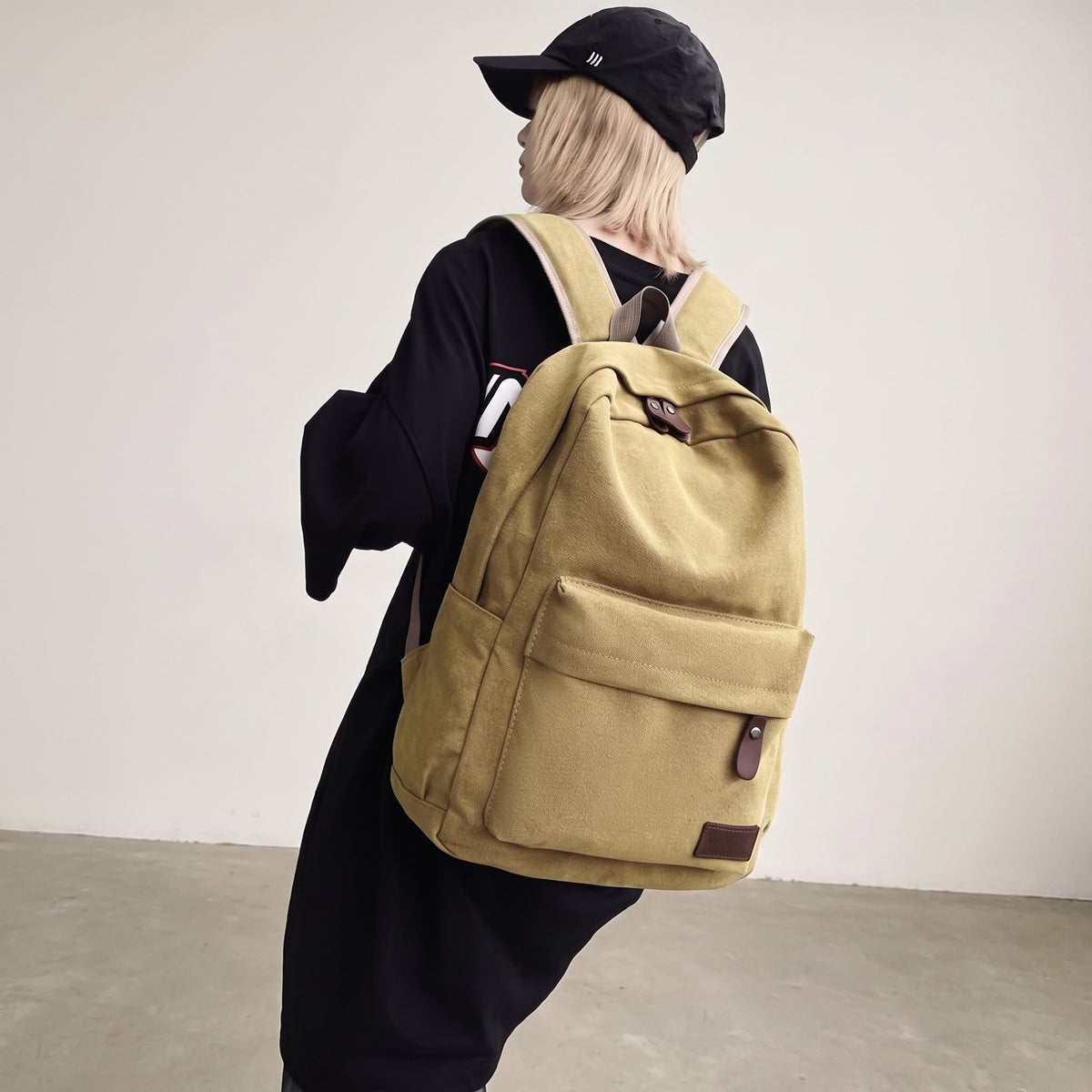 Femme portant le sac à dos toile canvas kaki