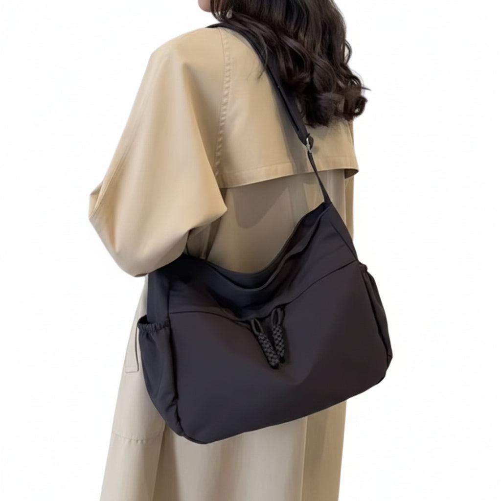 Sac hobo femme en toile porté à l'épaule, coupe souple