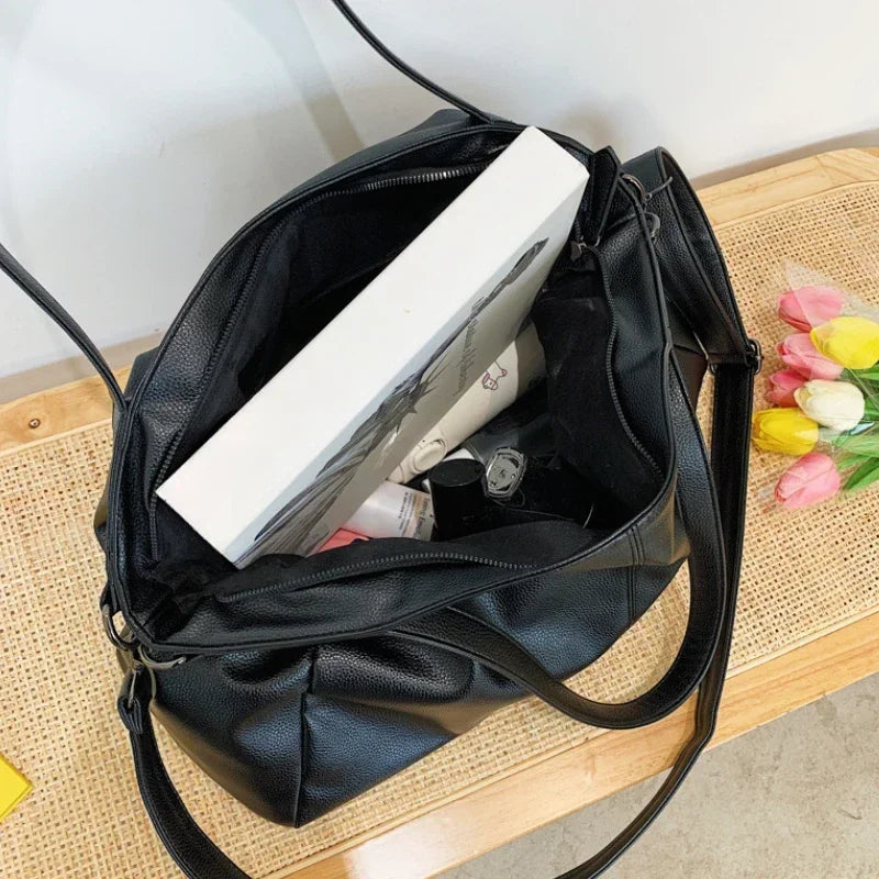 Grand sac hobo aspect cuir souple ouvert – intérieur