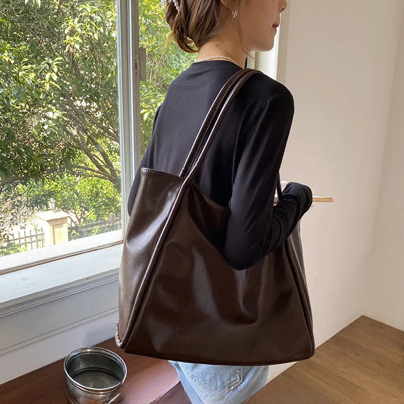 Sac cabas texturé café porté à l'épaule