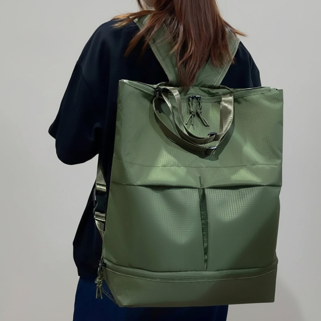 Femme portant le sac à dos de voyage en nylon vert kaki, vu de dos