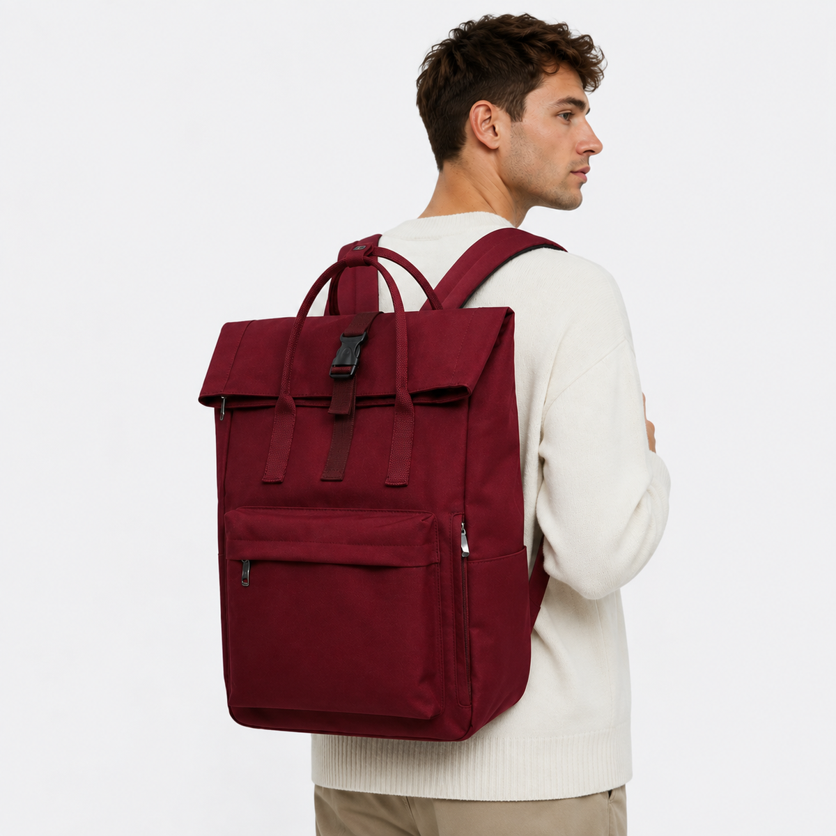 Homme portant le grand sac à dos étudiant sur une épaule