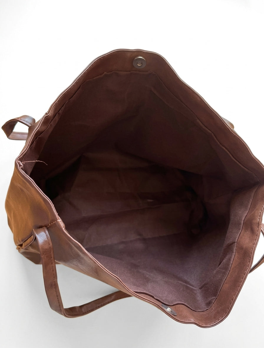 Sac seau aspect cuir souple ouvert – intérieur et bouton aimanté