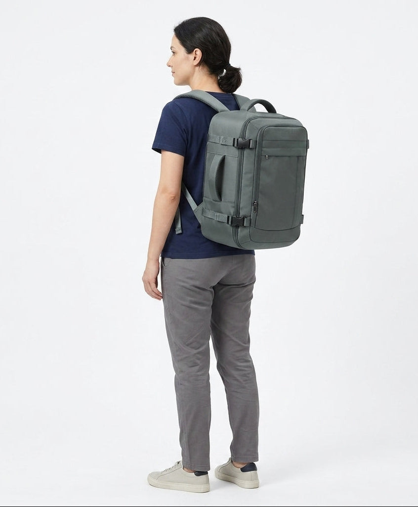 Sac à dos cabine porté au dos par une femme, vu de profil