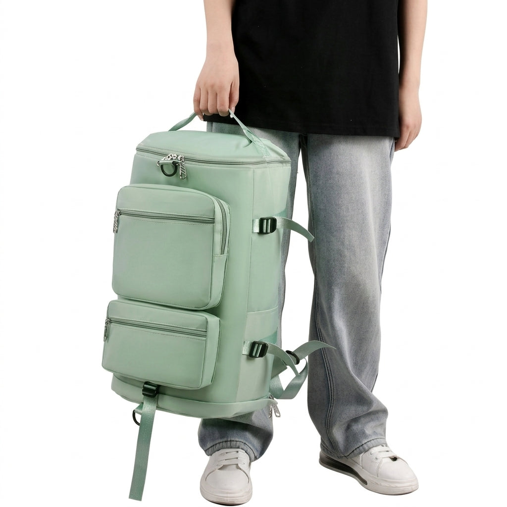 Sac à dos de voyage en toile Oxford vert tenu par sa poignée