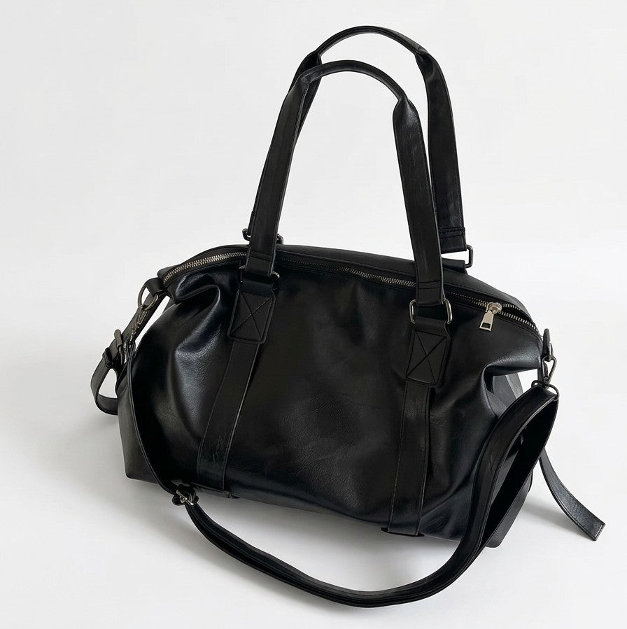 Sac fourre-tout aspect cuir noir – vue de trois quarts avec bandoulière