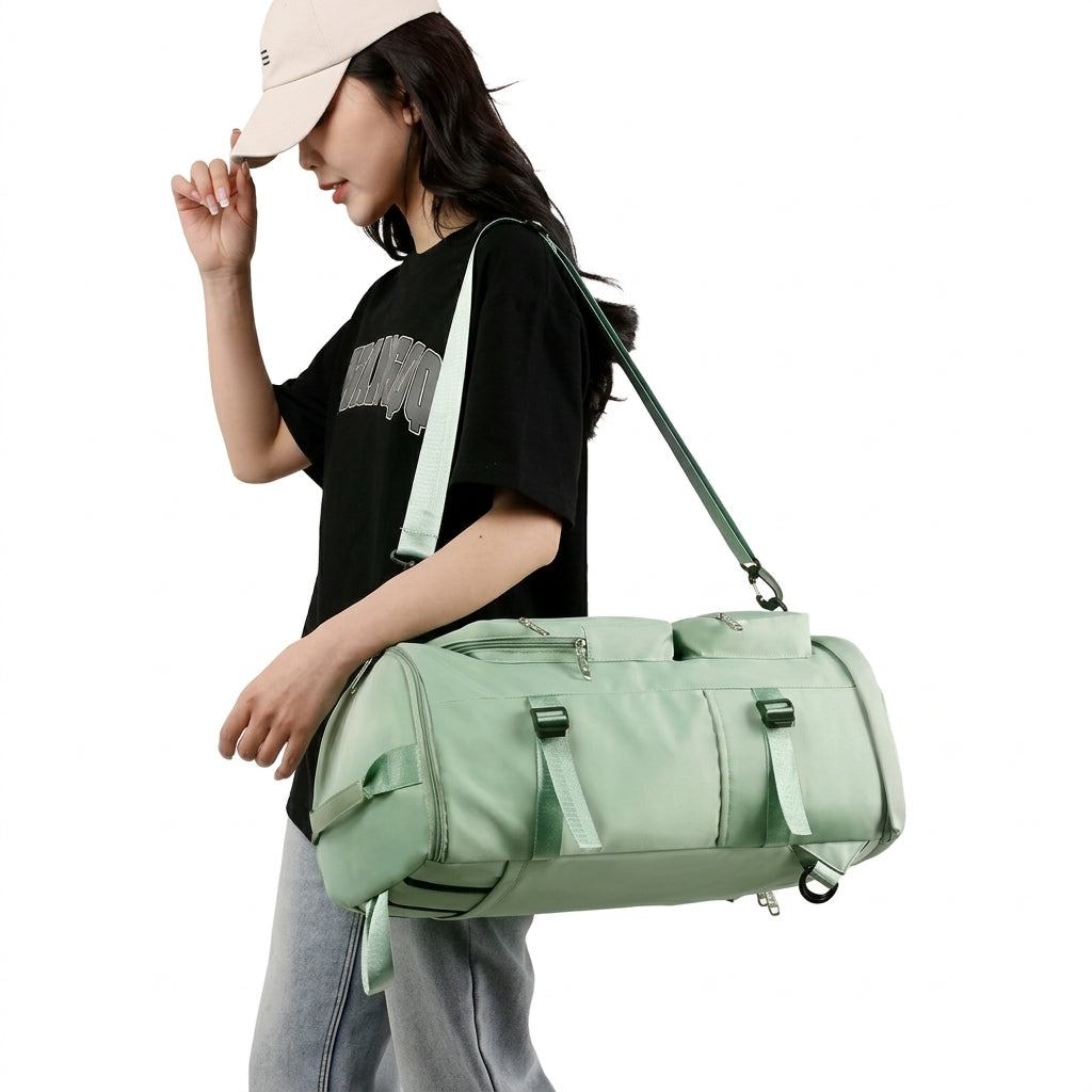 Sac à dos de voyage en toile Oxford vert porté à l'épaule par une femme