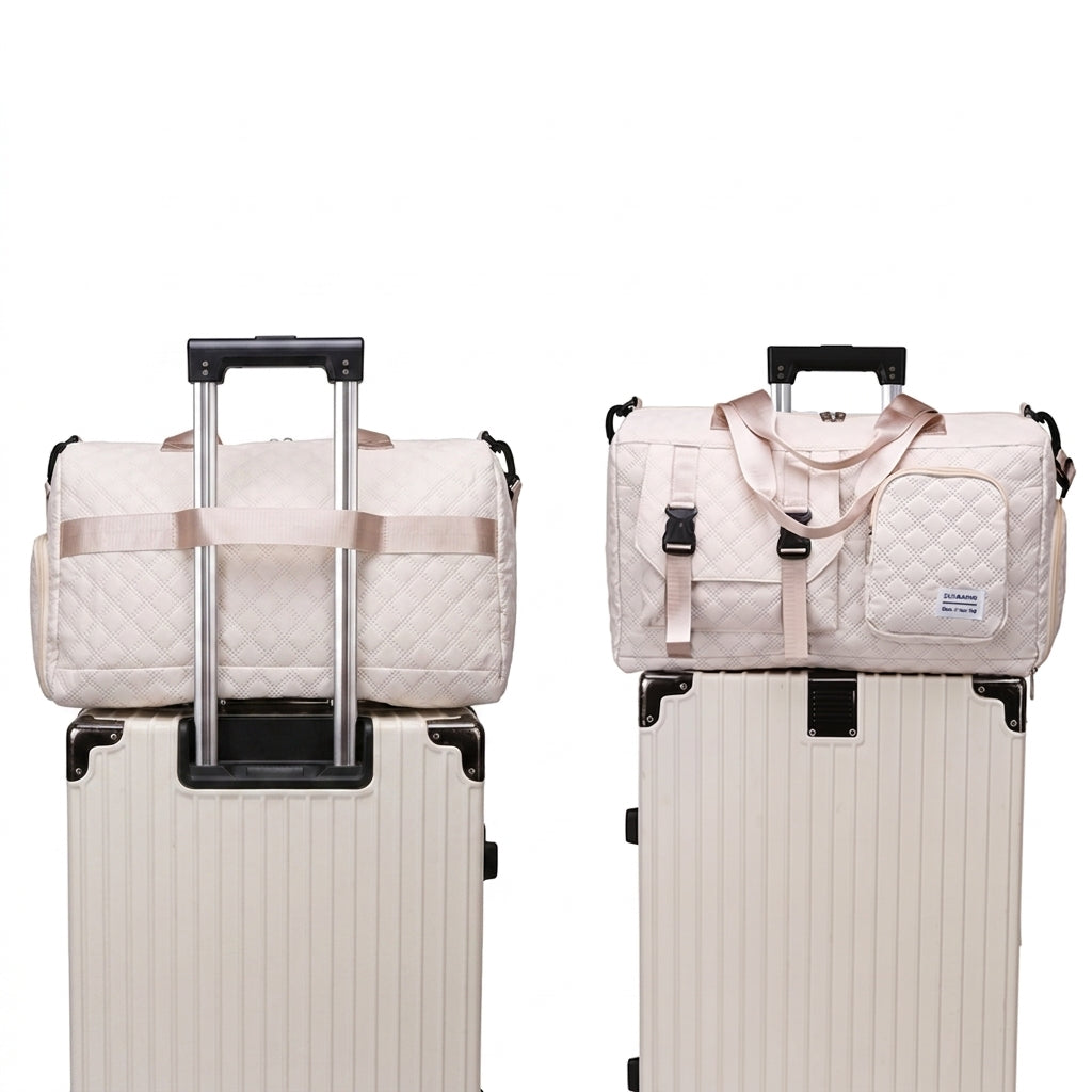 Sacs de voyage en nylon glissés sur la poignée de deux valises