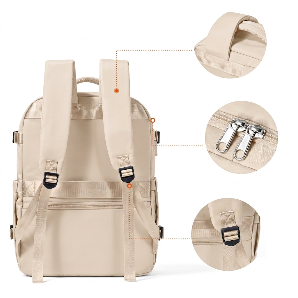 Sac à dos cabine beige vu de dos, gros plans d'une bretelle rembourrée, des doubles curseurs et des boucles de réglage