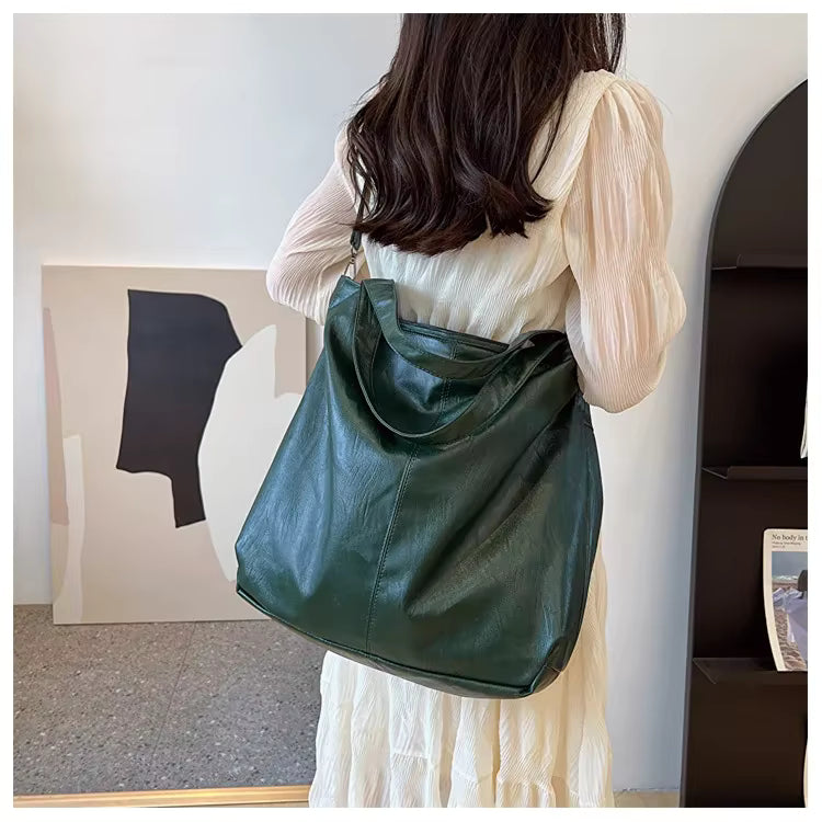 Grand sac hobo vert porté en bandoulière