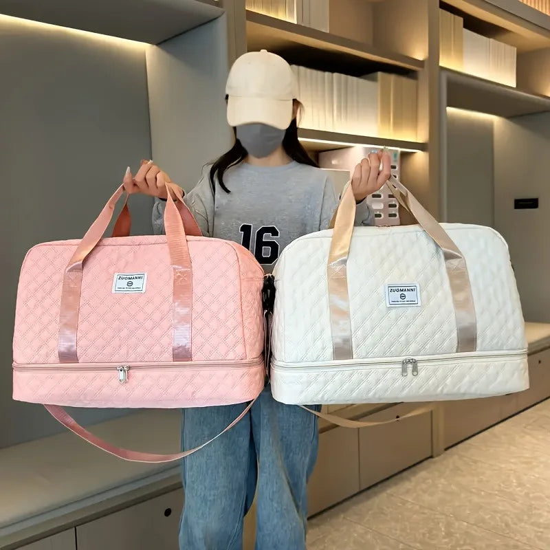 Femme tenant deux grands sacs week-end matelassés, dont un rose