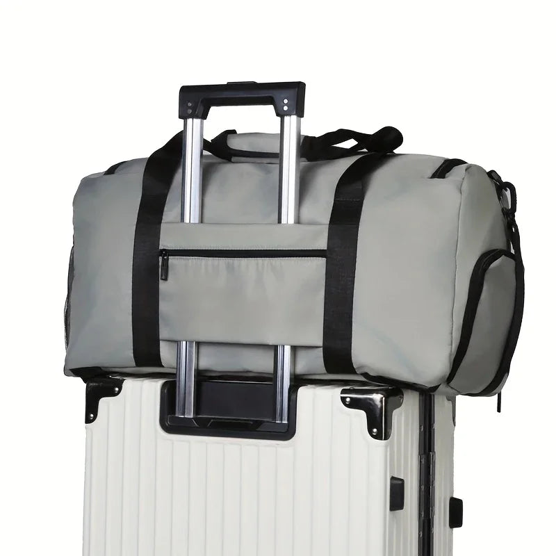 Sac de voyage convertible gris fixé sur la poignée d'une valise