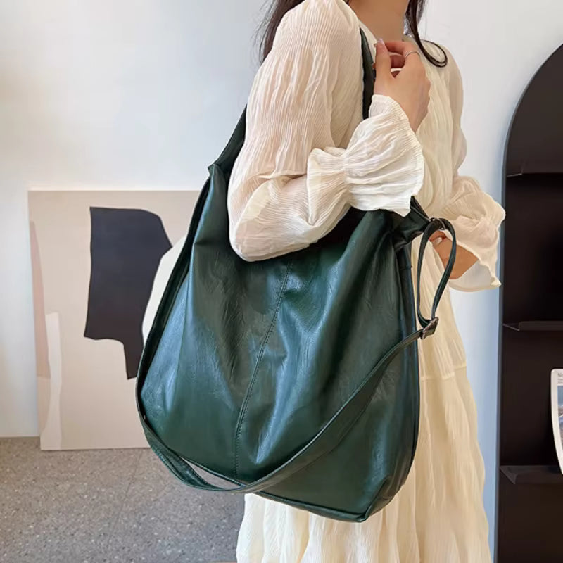 Grand sac hobo vert porté à l'épaule