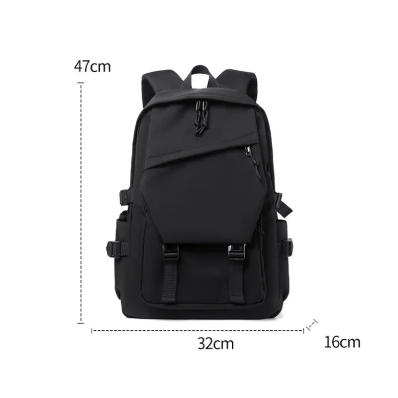 Sac à dos noir vu de face avec ses dimensions : 47 x 32 x 16 cm