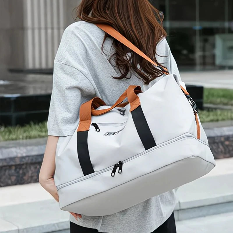 Femme portant le sac de sport et week-end à l'épaule, vue de dos