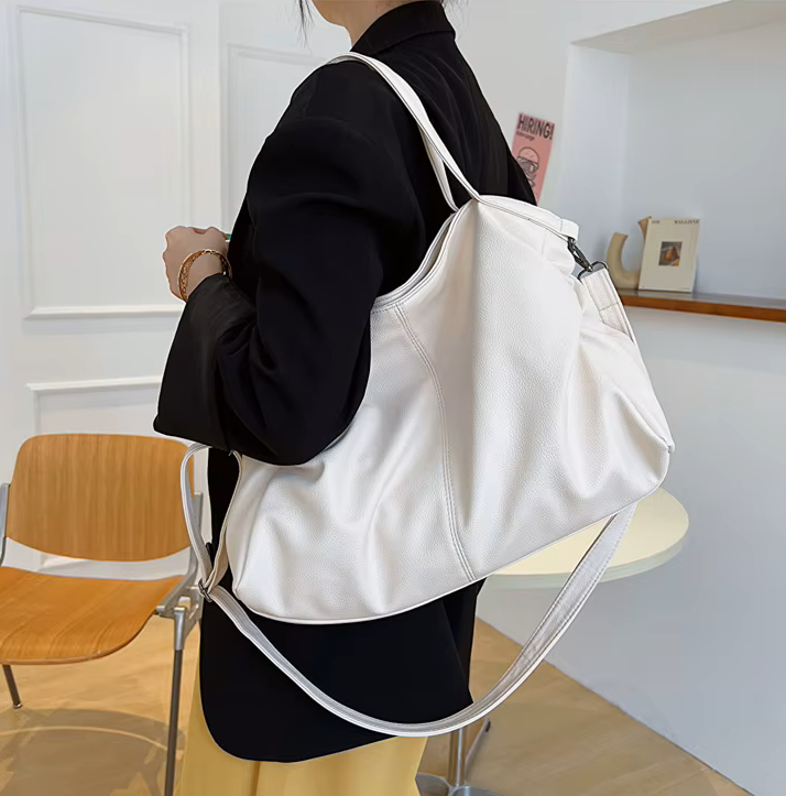 Grand sac hobo blanc format large porté à l'épaule, vue de côté