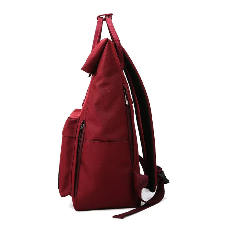 Sac à dos étudiant roll-top de profil, poche latérale zippée