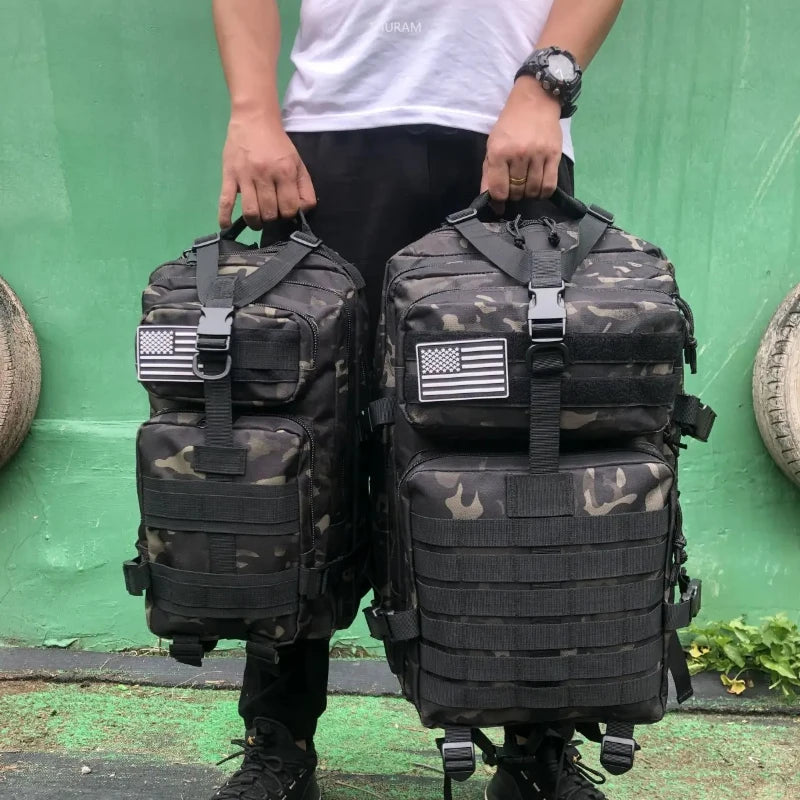 Sac à dos de randonnée 25 L et 50 L côte à côte, tenus à la main