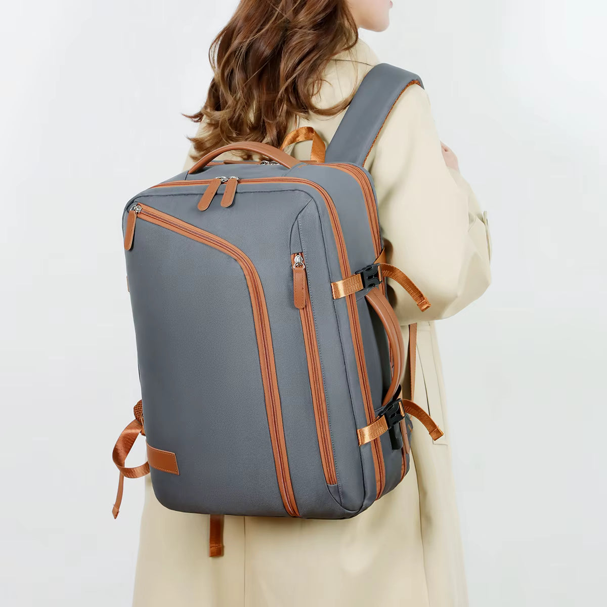 Sac à dos ordinateur ultraléger gris porté au dos par une femme