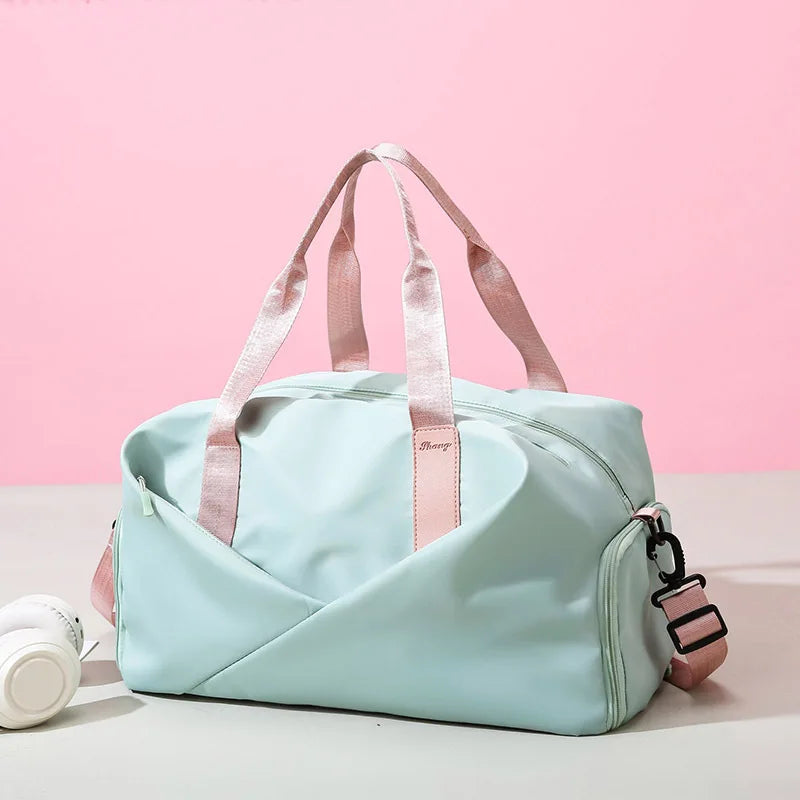 Sac de sport yoga posé devant un fond rose, vue de trois quarts