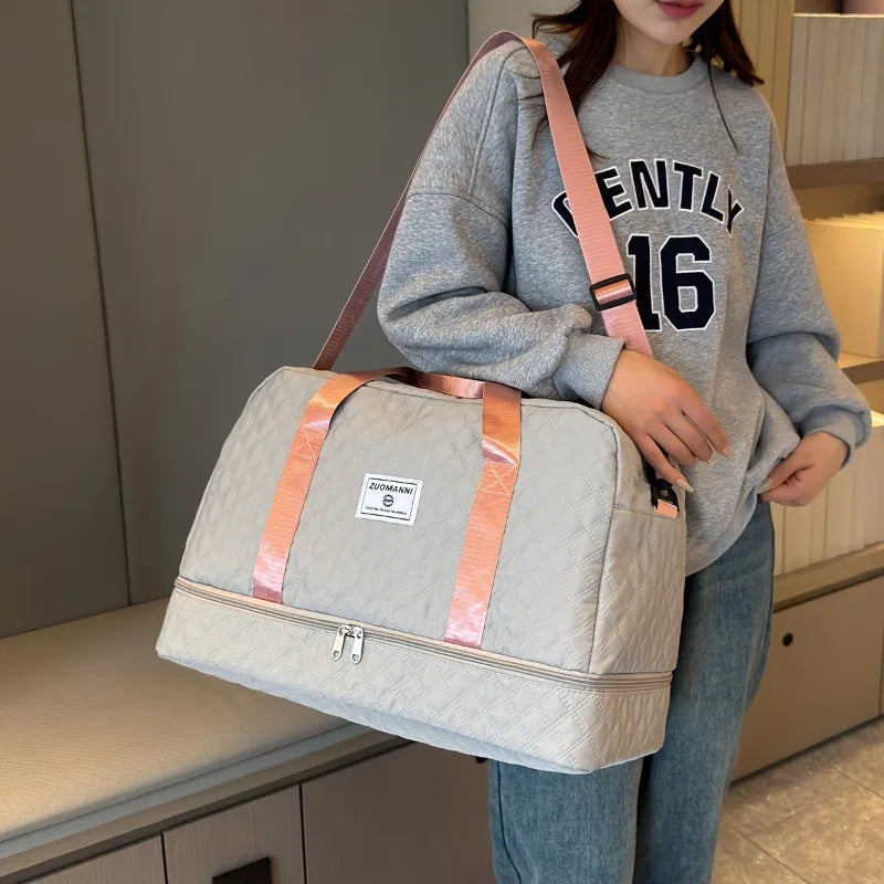 Femme portant le grand sac week-end matelassé gris à l'épaule