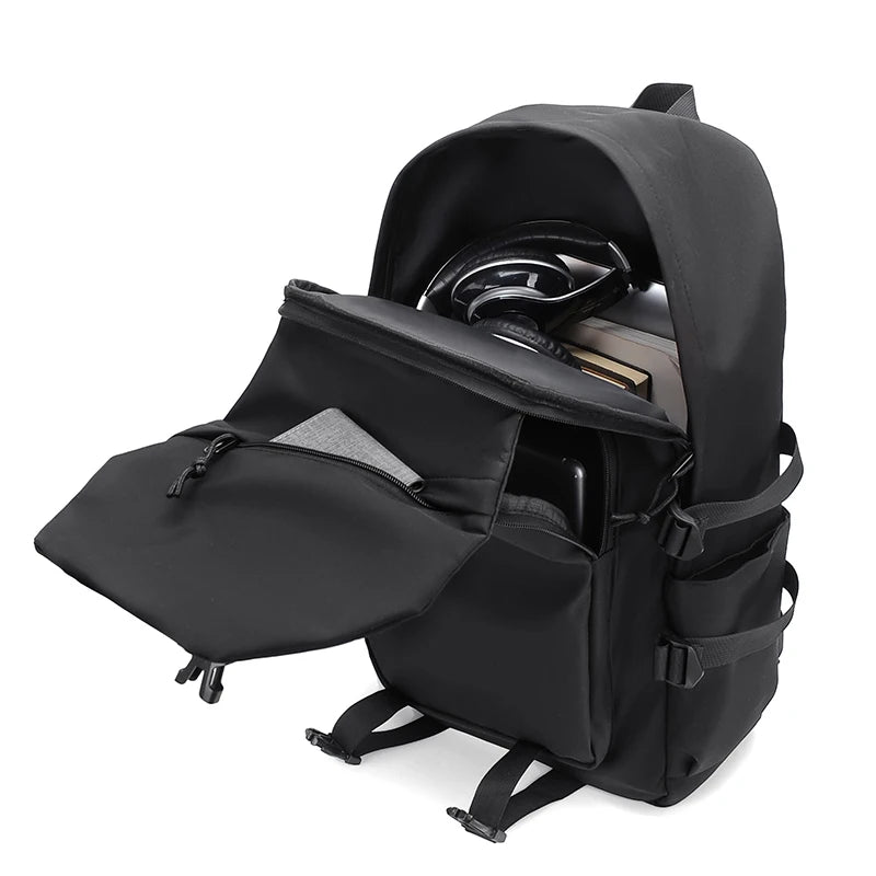 Sac à dos 15 pouces noir ouvert : ordinateur, casque et livres dans le compartiment principal