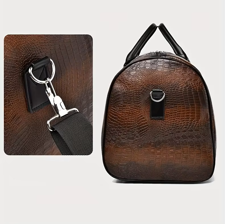 Sac polochon effet croco marron – vue de côté et gros plan sur le mousqueton