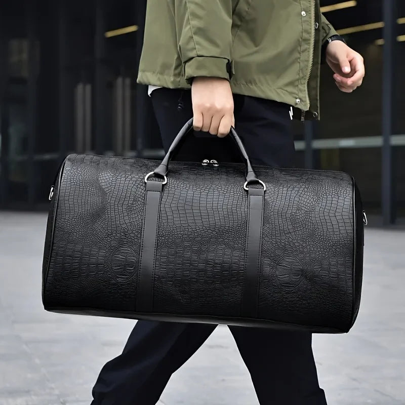 Sac polochon effet croco noir porté à la main