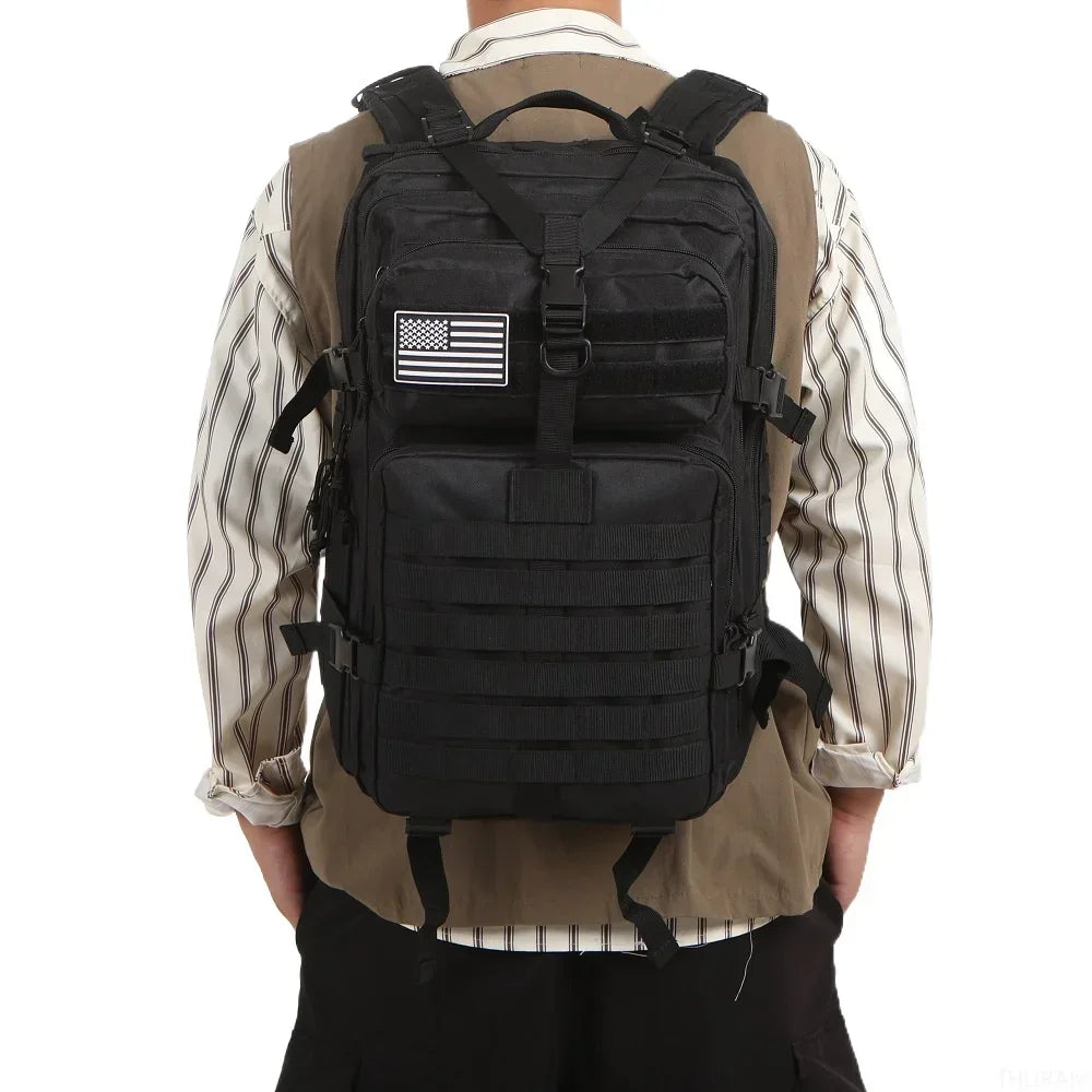 Homme portant le sac à dos de randonnée, vu de dos