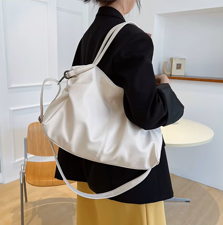 Grand sac hobo blanc format large porté à l'épaule