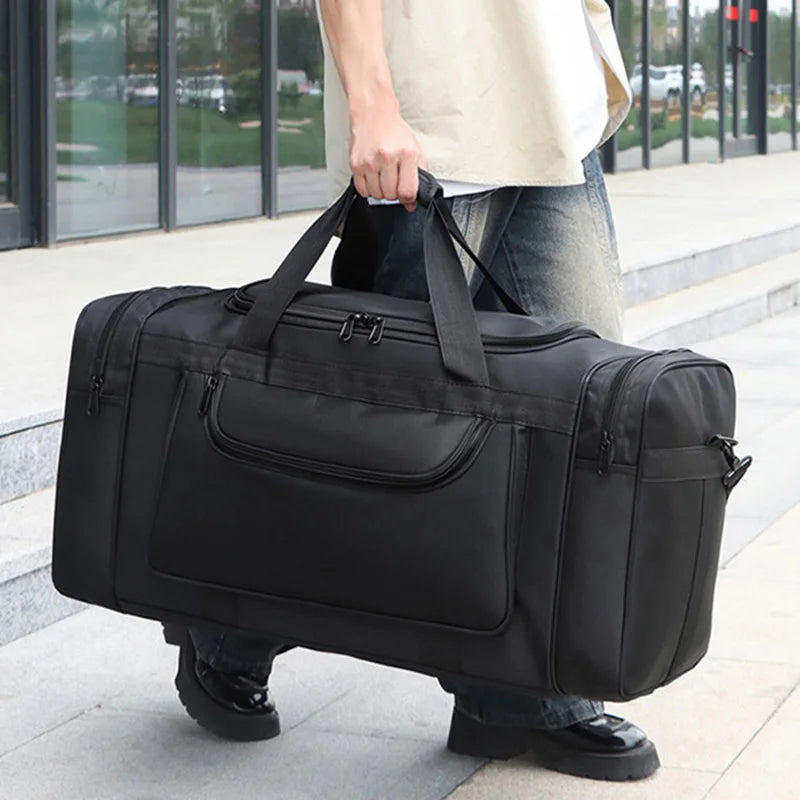 Homme portant le sac de voyage XXL à la main dans un escalier