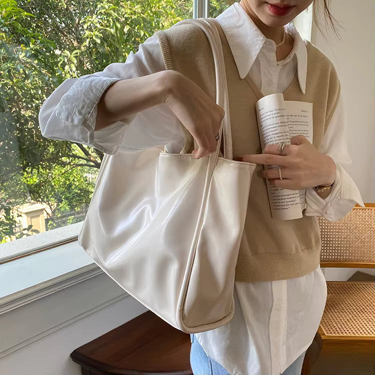Sac cabas texturé beige porté à l'épaule