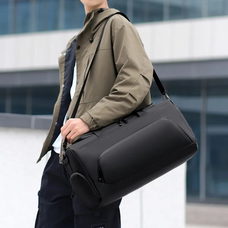 Homme portant le sac de sport aspect cuir en bandoulière, vue de côté