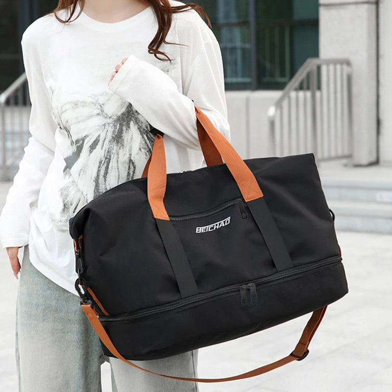 Femme portant le sac de sport et week-end noir à l'épaule