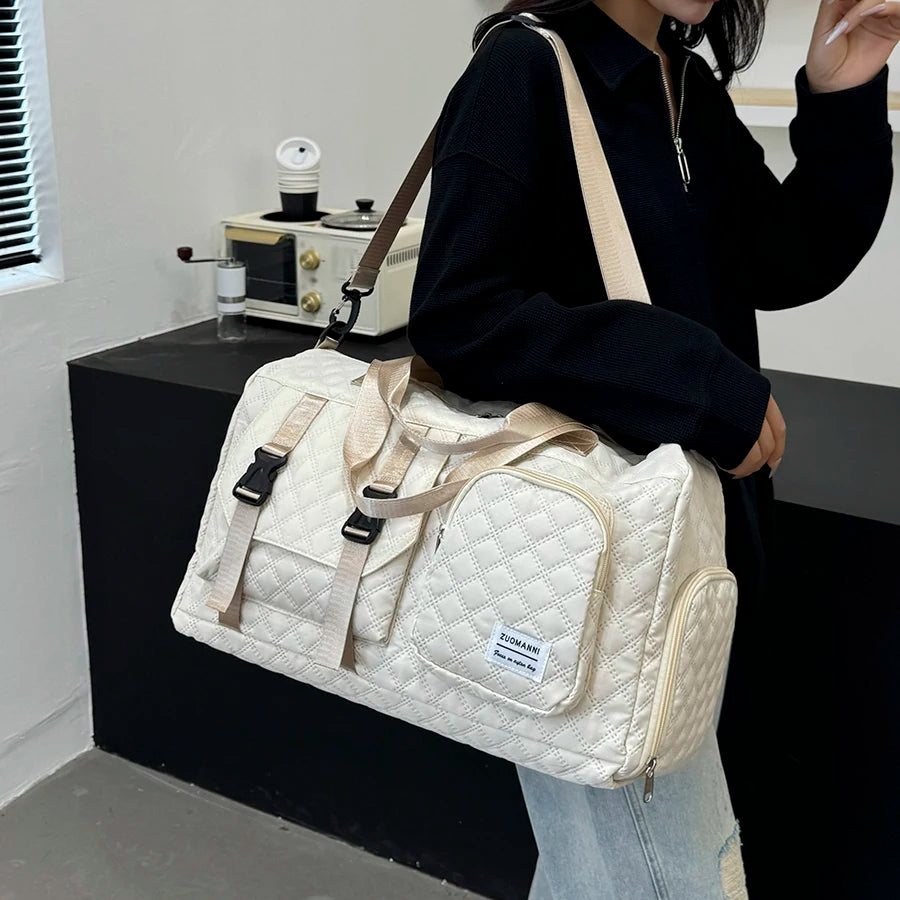 Femme portant le sac de voyage en nylon beige à l'épaule