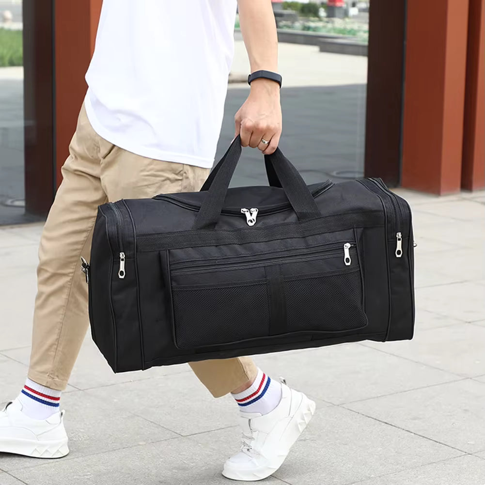 Sac de sport noir porté en marchant, grand volume avec double poche filet et poches latérales zippées