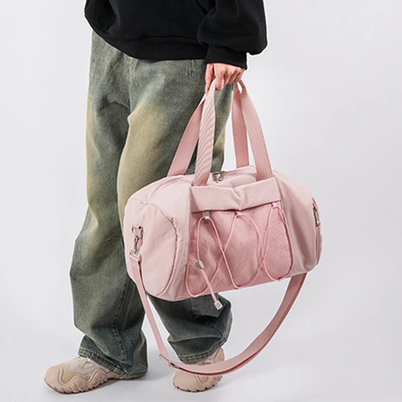 Sac de sport rose tenu à la main