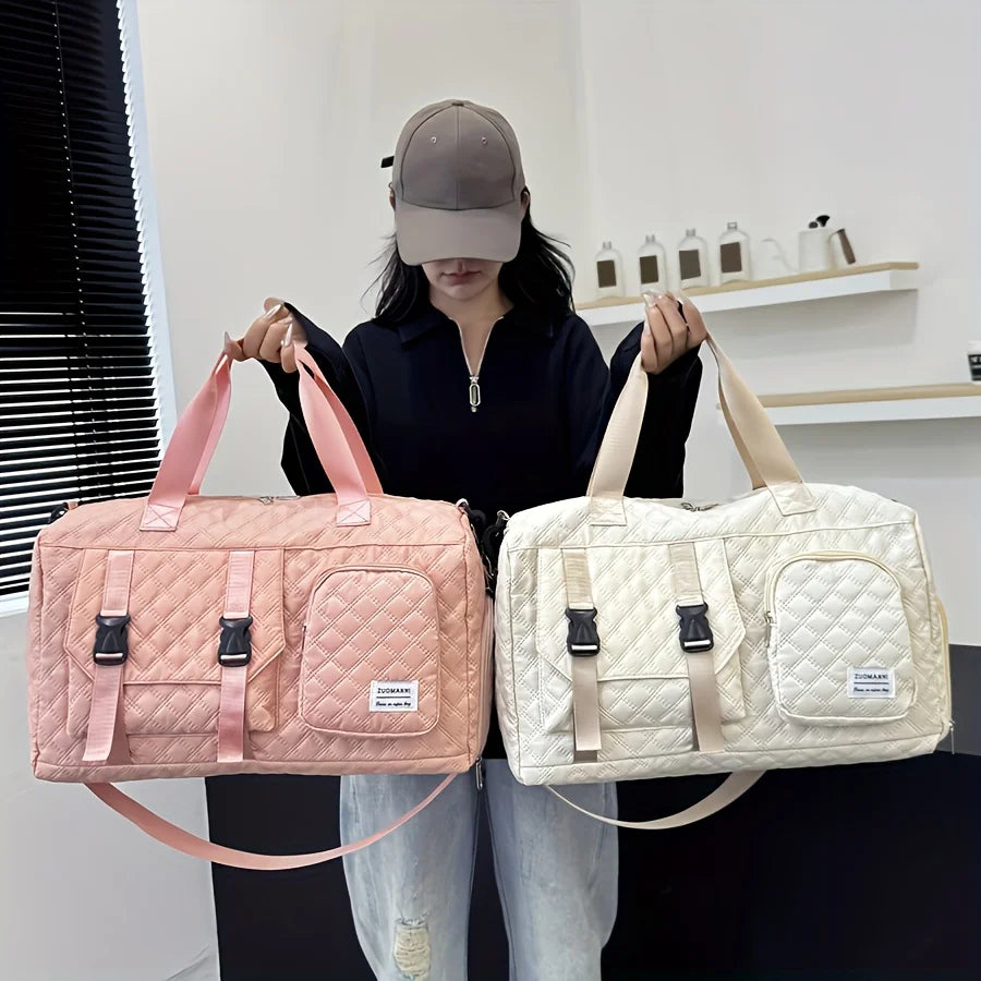 Femme tenant deux sacs de voyage en nylon, coloris rose et beige