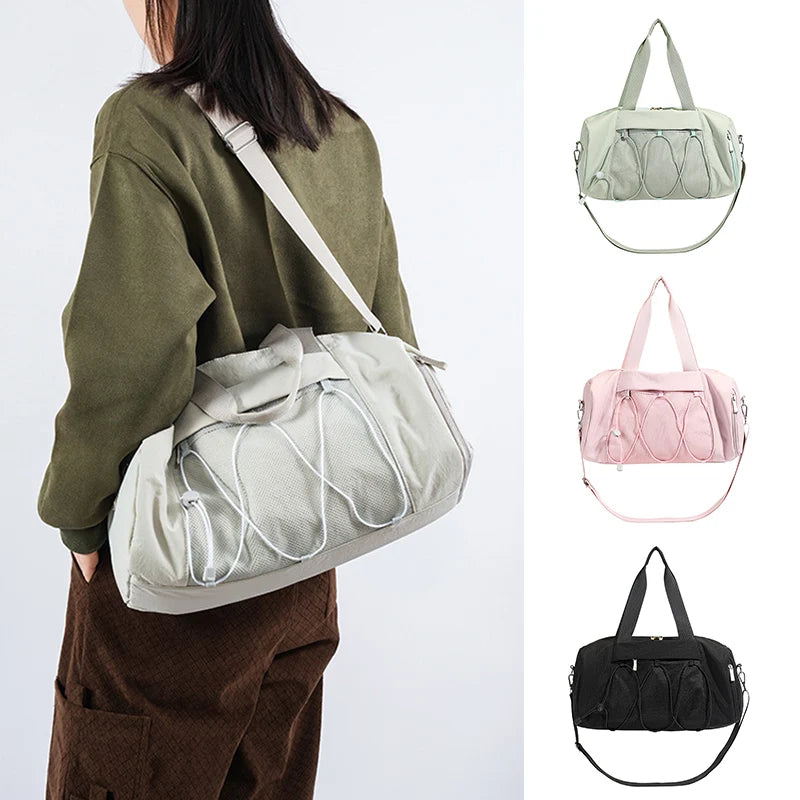 Femme portant le sac de sport blanc en bandoulière, avec les coloris vert, rose et noir