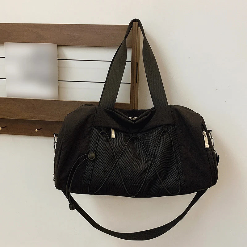 Sac de sport noir suspendu à une patère